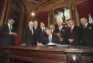 U.S. President Bill Clinton, joined by U.S. Vice President Al Gore and members of the Joint