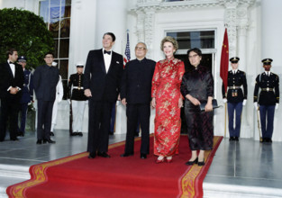 U.S. President Ronald Reagan, Chinese President Li Xiannian, U.S. First Lady Nancy Reagan and Li
