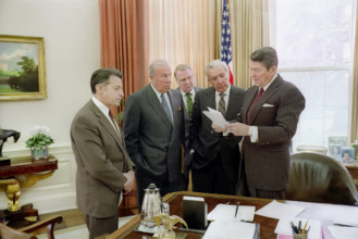 U.S. President Ronald Reagan with Caspar Weinberger, George Shultz, Edwin Meese and Donald  Regan