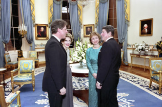 U.S. President Ronald Reagan,  U.S. First Lady Nancy Reagan, Arkansas governor Bill Clinton and