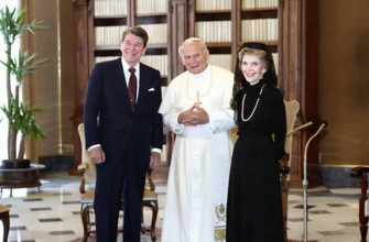 U.S. President Ronald Reagan and U.S. First Lady Nancy Reagan visiting with Pope John Paul II in