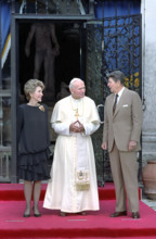 U.S. President Ronald Reagan and U.S. First Lady Nancy Reagan visiting with Pope John Paul II at