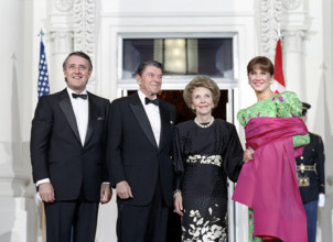 U.S. President Ronald Reagan (2nd left), Prime Minister of Canada Brian Mulroney (left), U.S. First