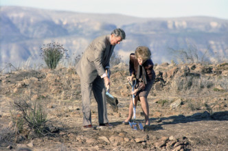 U.S. President Ronald Reagan and U.S. First Lady Nancy Reagan breaking ground for The Ronald Reagan