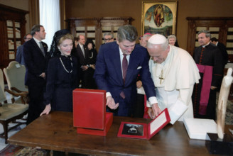 U.S. President Ronald Reagan and U.S. First Lady Nancy Reagan meeting with Pope John Paul II during