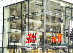 H&M retail store, building exterior, 589 Fifth Avenue, Manhattan, New York City, New York, USA