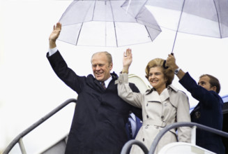 U.S. President Gerald R. Ford and U.S. First Lady Betty Ford exiting Air Force One and waving upon