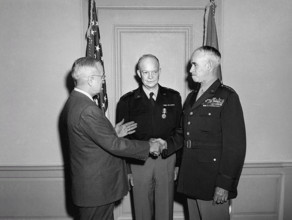 U.S. President Harry S. Truman (left) shaking hands with U.S. General Omar Bradley (right), who had