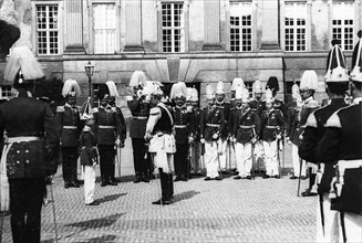 L'Empereur Guillaume II nommant son fils, le Prince Oscar de Prusse, Colonel du 3ème Régiment des Grenadiers de la Garde