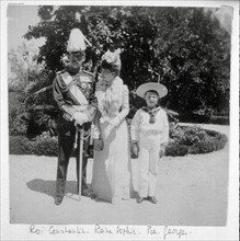 Le Roi Constantin de Grèce, son épouse la Reine Sophie et leur fils le Prince Georges