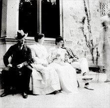 Georges Ier, la Grande Duchesse Marie Georgevna, le Prince Nicolas de Grèce et son épouse la Princesse Hélène
