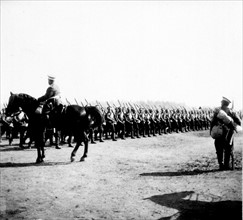 Revue des troupes partant pour la guerre russo-japonaise à Péterhof en 1905