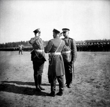 Nicolas II lors de la revue des troupes partant pour la guerre russo-japonaise à Péterhof en 1905
