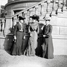 L'Impératrice Alexandra de Russie (au centre)