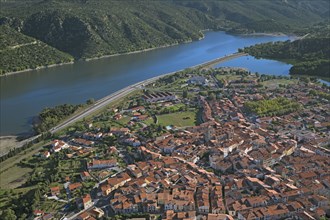 Vinça le village et le barrage sur le Têt, Pyrénées-Orientales