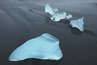 Islande, blocs de glace sur la plage de sable noir volcanique