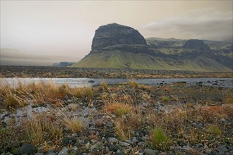 Islande du Sud, falaise et montagne volcanique