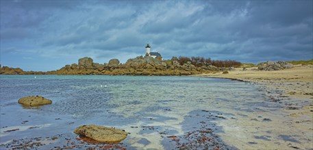 France, Finistère(29) Plounéour-Brignogan-plages, la plage avec ses chaos rocheux et le phare de