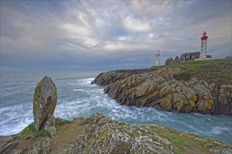 France, Finistère(29) Plougonvelin, site du phare et de la pointe Saint-Mathieu, vue depuis le bord