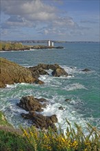France, Finistère(29) Plouzané, le littoral et le phare du Petit Minou à l'entrée de la rade de