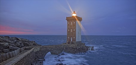 France, Finistère(29) Le Conquet, le phare de Kermovan la nuit, situé à la pointe de la presqu'île