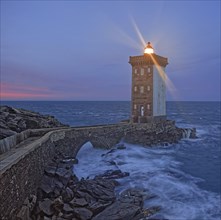 France, Finistère(29) Le Conquet, le phare de Kermovan la nuit, situé à la pointe de la presqu'île