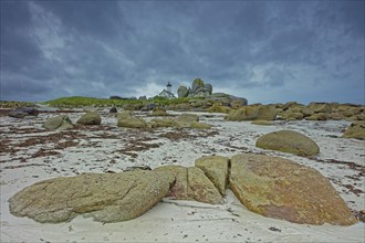 France, Finistère(29) Plounéour-Brignogan-plages, la plage avec ses chaos rocheux et le phare de