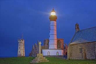 France, Finistère(29) Plougonvelin, site du phare et de la pointe Saint-Mathieu, le phare illuminé