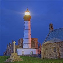 France, Finistère(29) Plougonvelin, site du phare et de la pointe Saint-Mathieu, le phare illuminé