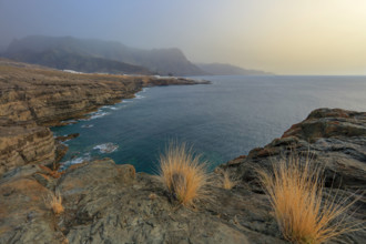 Espagne, Iles Canaries, Grande Canarie, Agaete, Puerto de Las Nieves vue depuis les falaises d'EI /