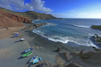 Espagne, Iles Canaries, Lanzarote, golfe de Cabildo, la plage de sable volcanique noire, les