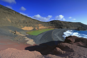 Espagne, Iles Canaries, Lanzarote, golfe de Cabildo, la plage de sable volcanique noire, le lac