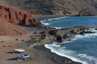 Espagne, Iles Canaries, Lanzarote, golfe de Cabildo, la plage de sable volcanique noire, les