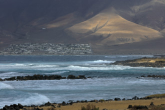 Espagne, Iles Canaries, Lanzarote, Famara la vue depuis la plage / Spain, Canary Islands;