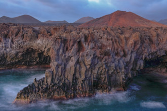Espagne, Iles Canaries, Lanzarote, Los Hervideros grotte volcanique face à l'océan / Spain, Canary