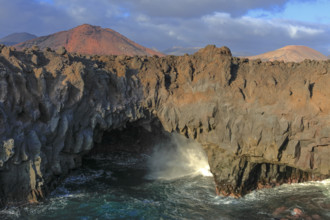 Espagne, Iles Canaries, Lanzarote, Los Hervideros grotte volcanique face à l'océan / Spain, Canary