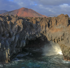 Espagne, Iles Canaries, Lanzarote, Los Hervideros grotte volcanique face à l'océan / Spain, Canary