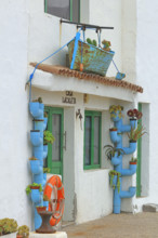 Espagne, Iles Canaries, Lanzarote, façades de maisons décorées, détails de portes colorées et