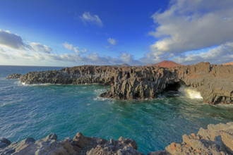 Espagne, Iles Canaries, Lanzarote, Los Hervideros grotte volcanique face à l'océan / Spain, Canary