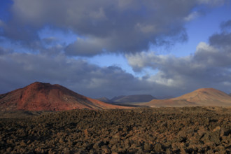Espagne, Iles Canaries, Lanzarote, le volcan Bermeja vue depuis la pierre basalmique, le magma de