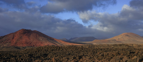 Espagne, Iles Canaries, Lanzarote, le volcan Bermeja vue depuis la pierre basalmique, le magma de