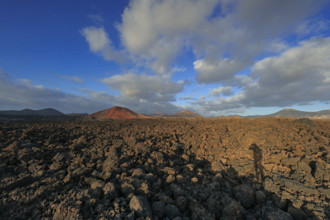 Espagne, Iles Canaries, Lanzarote, le volcan Bermeja vue depuis la pierre basalmique, le magma de