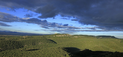 France, Gard(30) Allègre-les-Fumades, le château classé MH, espace naturel Natura 2000, les