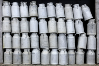 France, Manche(50) bidons de lait empilés sur 4 niveaux / France, Manche (50) milk cans stacked on