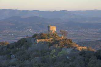 France, Gard(30) Occitanie, Brouzet-Lès-Alès, le massif du Mont Bouquet, la Tour du Castellas,
