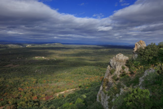 France, Gard(30) Occitanie, Brouzet-Lès-Alès, le massif du Mont Bouquet, la Tour du Castellas,