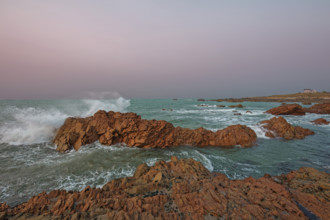 France, Manche (50) Omonville-la-Rogue, la pointe de Jardeheu l'anse ST-Martin au soleil couchant /