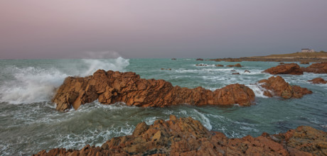 France, Manche (50) Omonville-la-Rogue, la pointe de Jardeheu l'anse ST-Martin au soleil couchant /