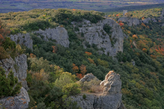 France, Gard(30) Occitanie, Brouzet-Lès-Alès, le massif du Mont Bouquet, la Tour du Castellas,