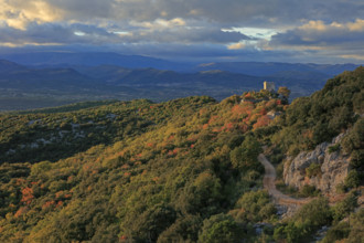 France, Gard(30) Occitanie, Brouzet-Lès-Alès, le massif du Mont Bouquet, la Tour du Castellas,